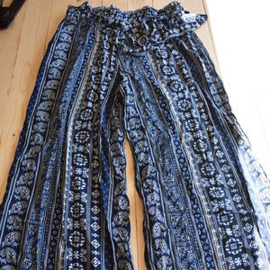 PERFECT FOR SUMMER! Flowly, light weight pants